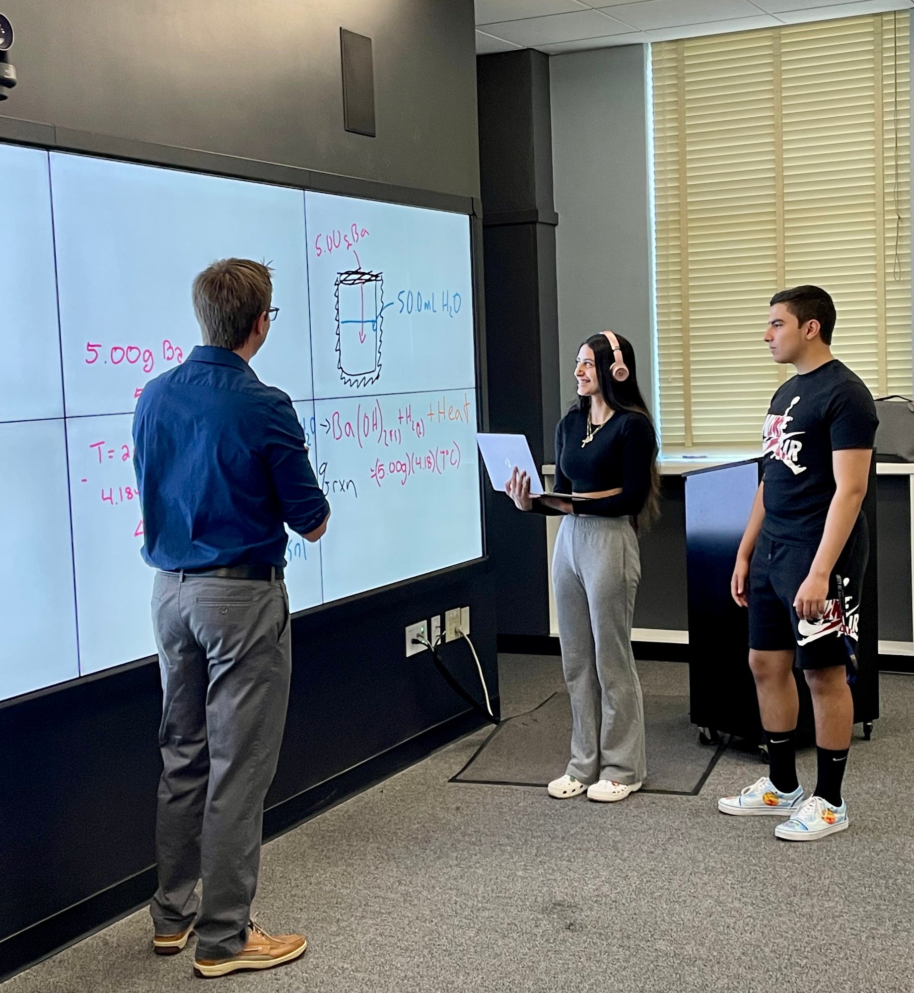 t1v-uc-riverside-xcite-classroom-of-the-future-high-visualization-wall-office-hours-thinkhub-instructor-teaching-students
