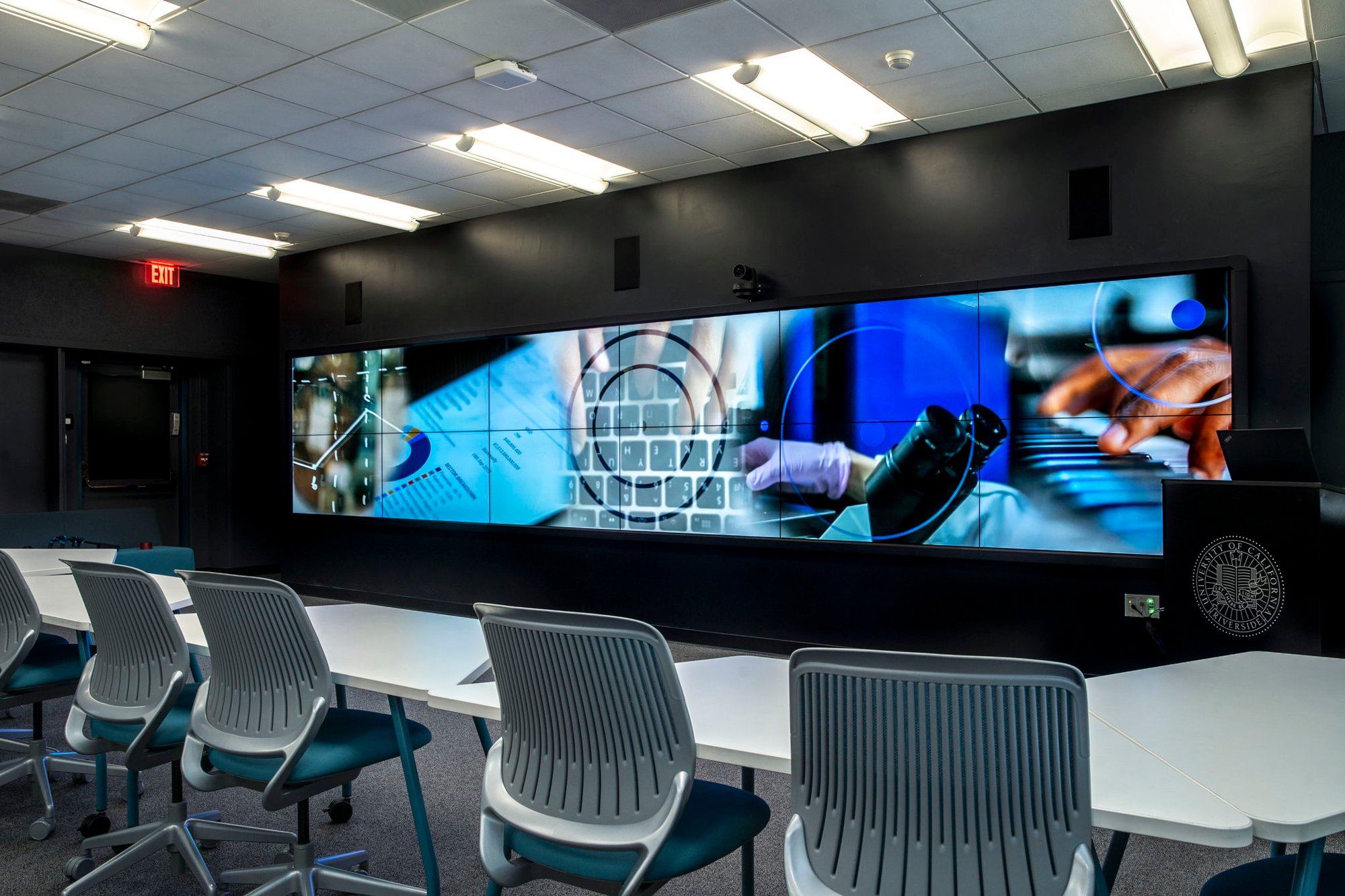t1v-university-of-california-riverside-excite-center-for-teaching-and-learning-thinkhub-visual-collaboration-software-on-planar-6x2-video-wall-empty-classroom