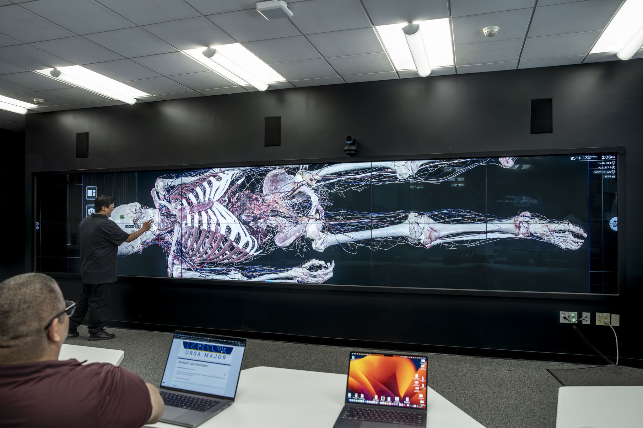 t1v-university-of-california-riverside-excite-center-for-teaching-and-learning-thinkhub-visual-collaboration-software-on-planar-6x2-video-wall-teaching-skeletal-system-interaction-1