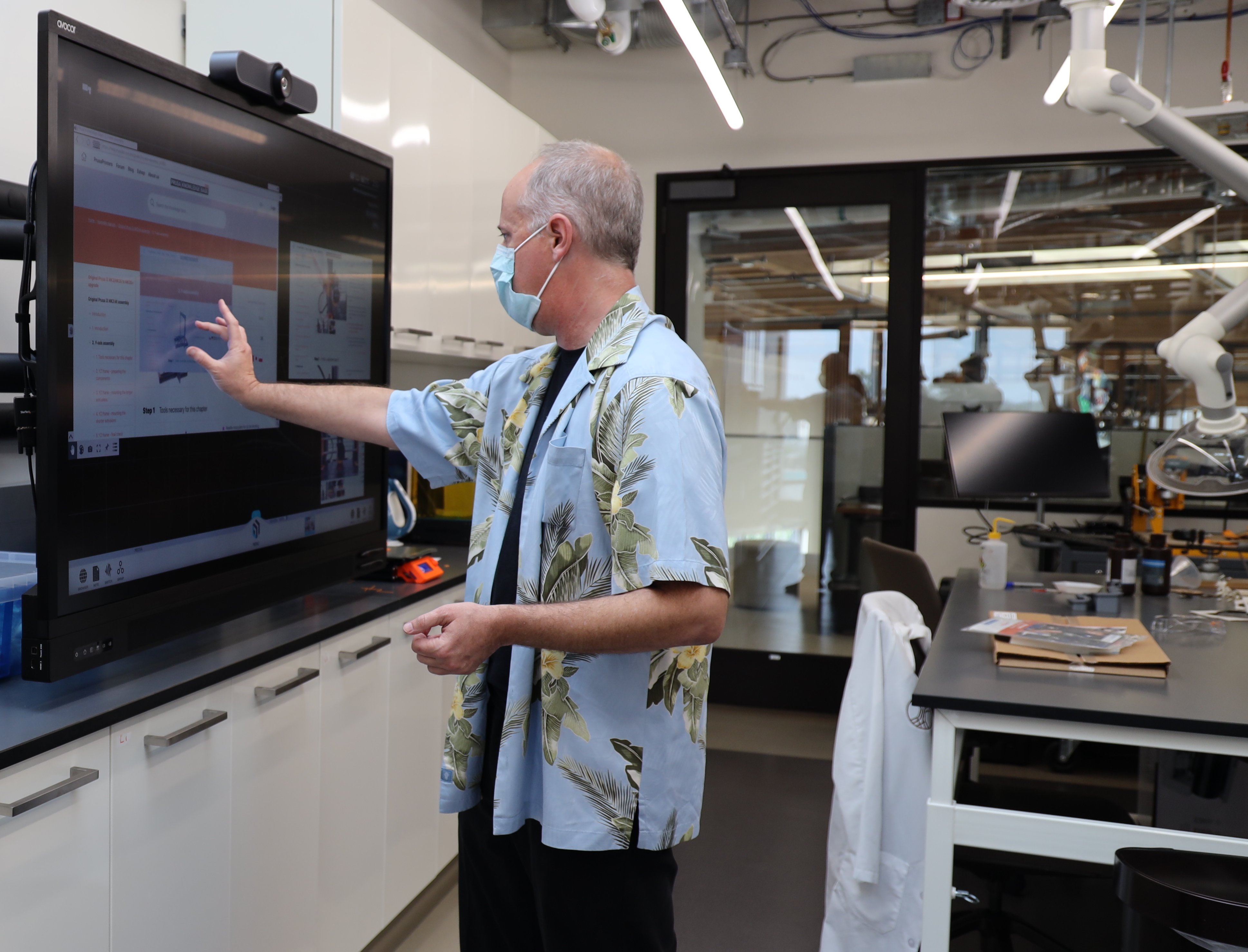 t1v-ellison-institute-of-transformative-medicine-of-usc-thinkhub-multisite-scientist-annotates-on-canvas