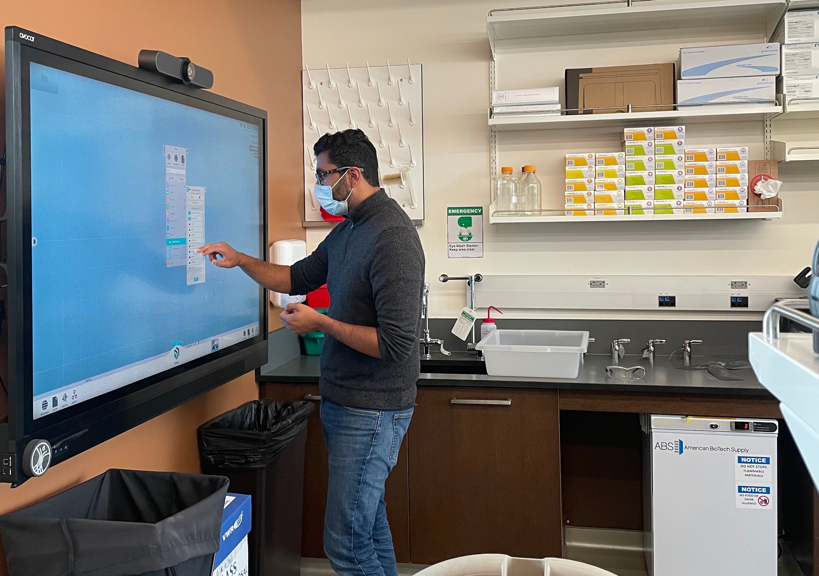 t1v-ellison-institute-of-usc-thinkhub-collaboration-scientist-in-lab