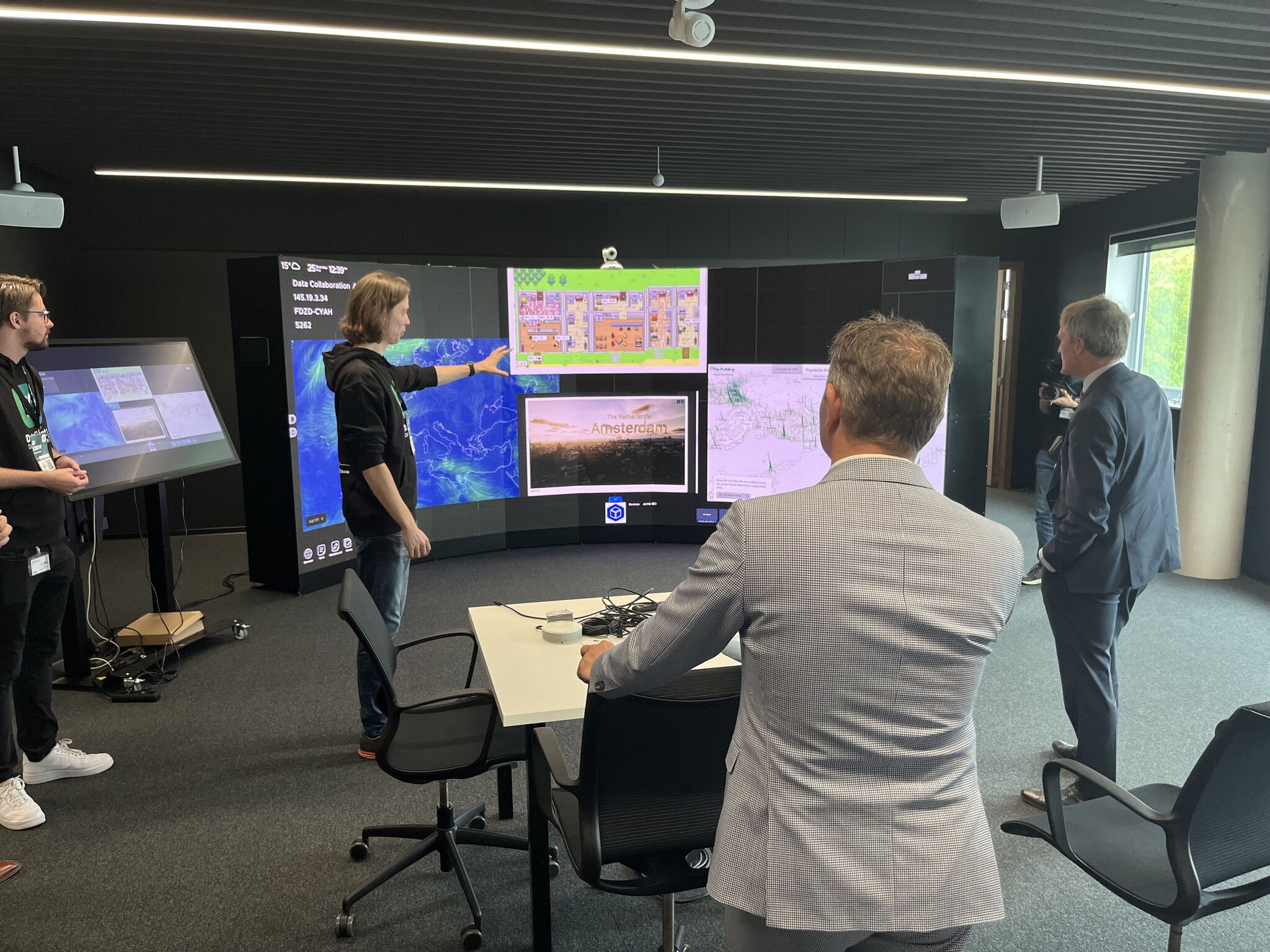 jrcz-data-science-lab-hz-university-curved-wall-thinkhub-data-visualization