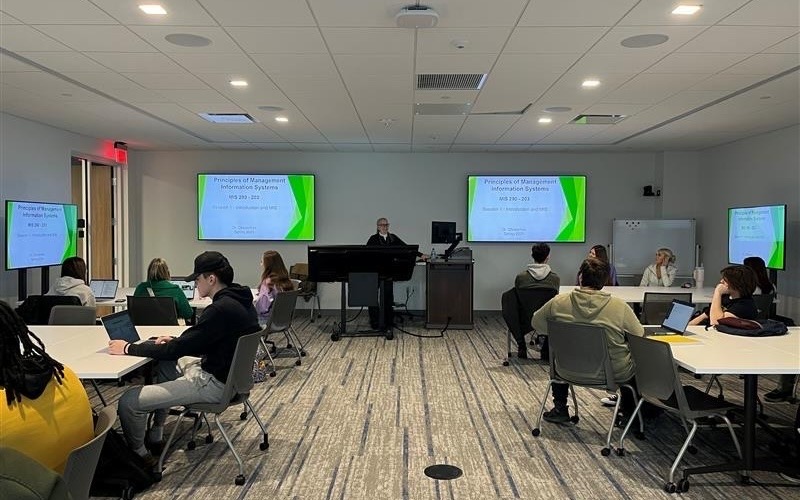 t1v-marshall-university-active-learning-classroom-thinkhub-education-1