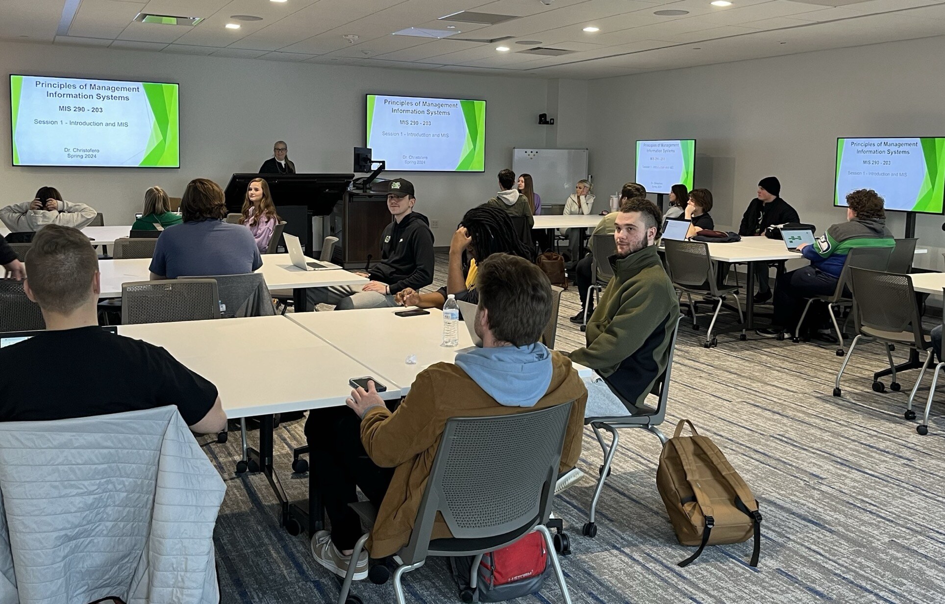 t1v-marshall-university-active-learning-classroom-thinkhub-education-5