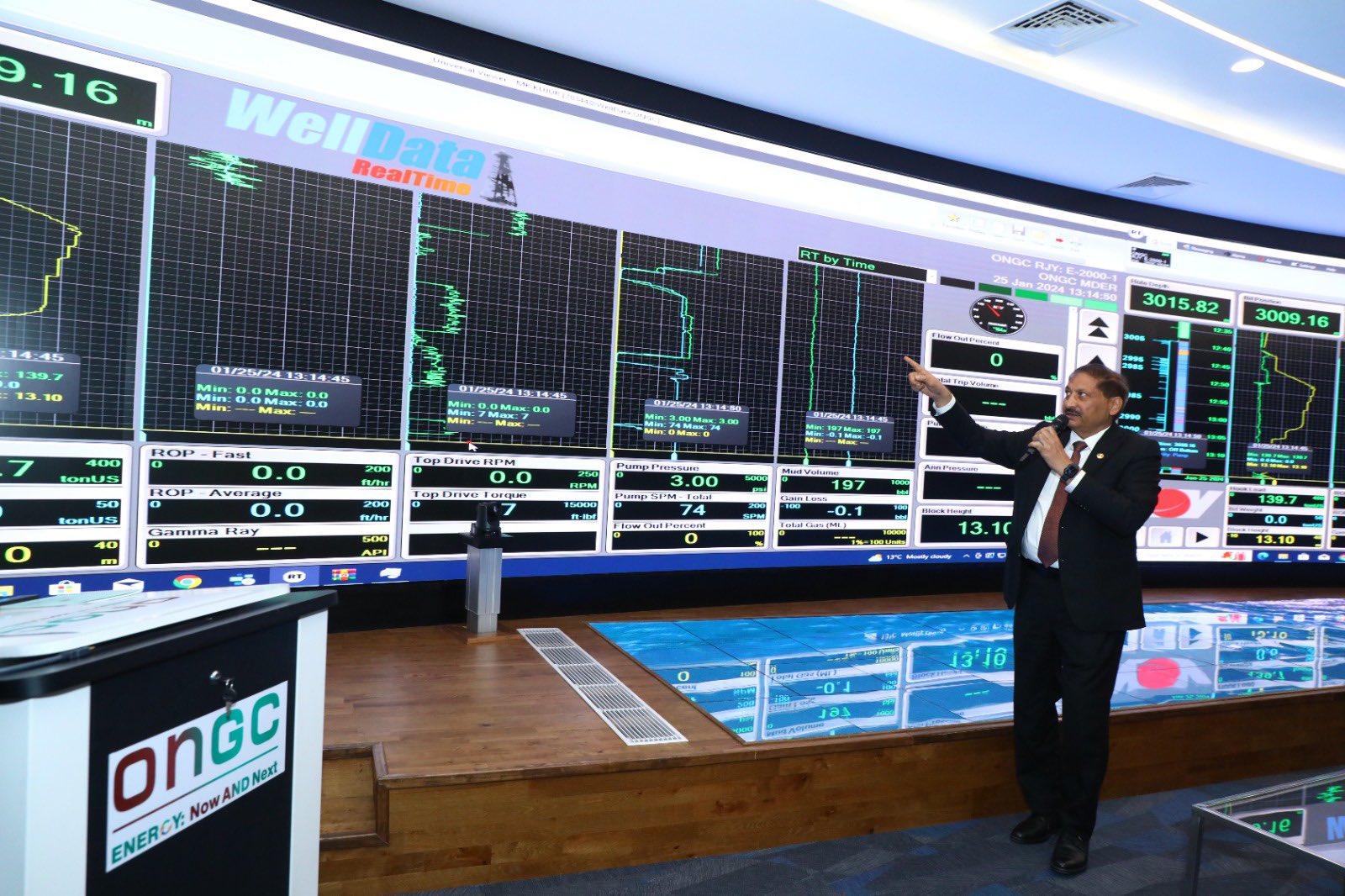 T1V-ONGC-Digital-Corporate-Visualization-Center-Delhi-India-ThinkHub-62ft-curved-LED-touchwall-2