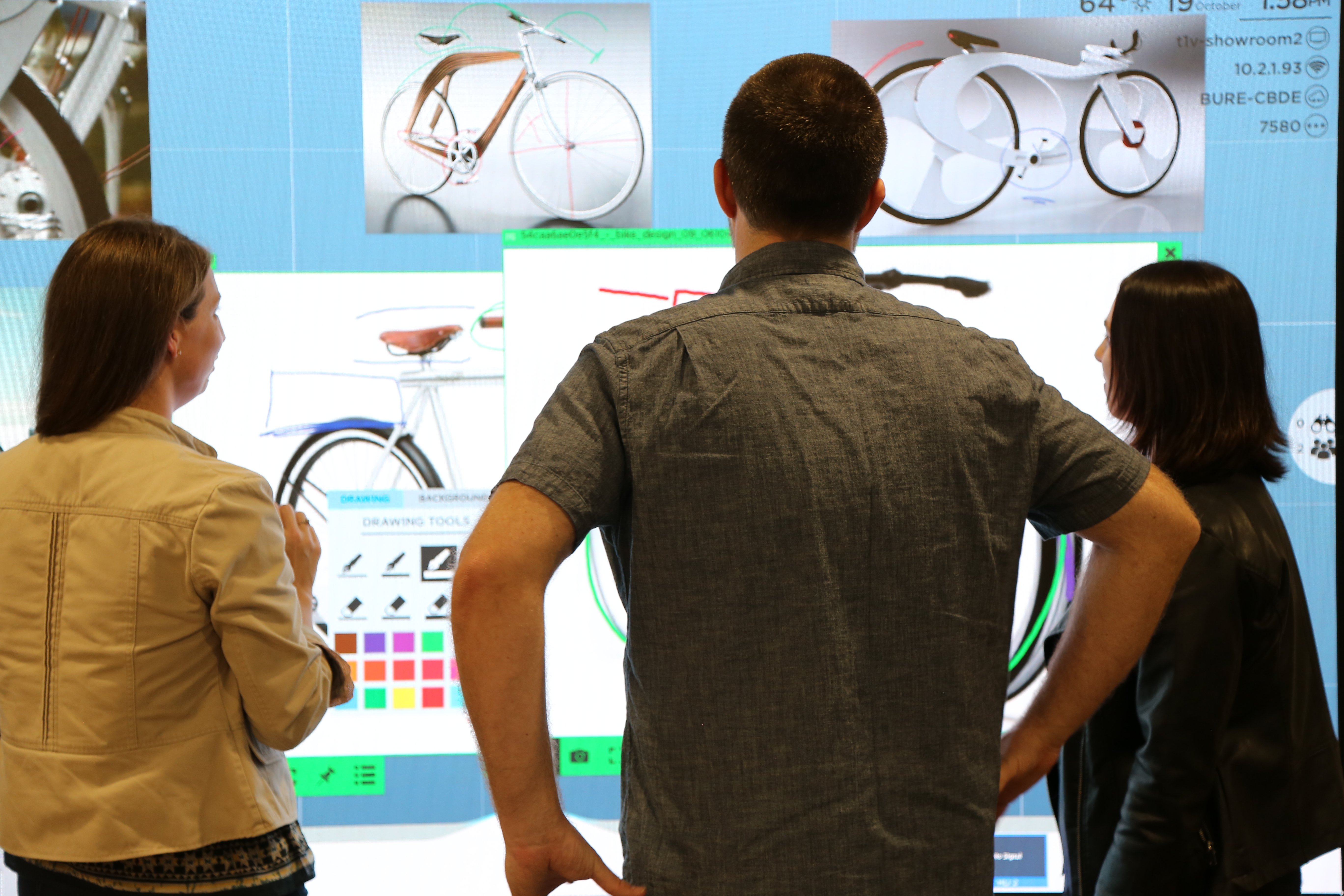 T1V-Meeting-Room-Interactive-Wall-ThinkHub-Meeting-3-close