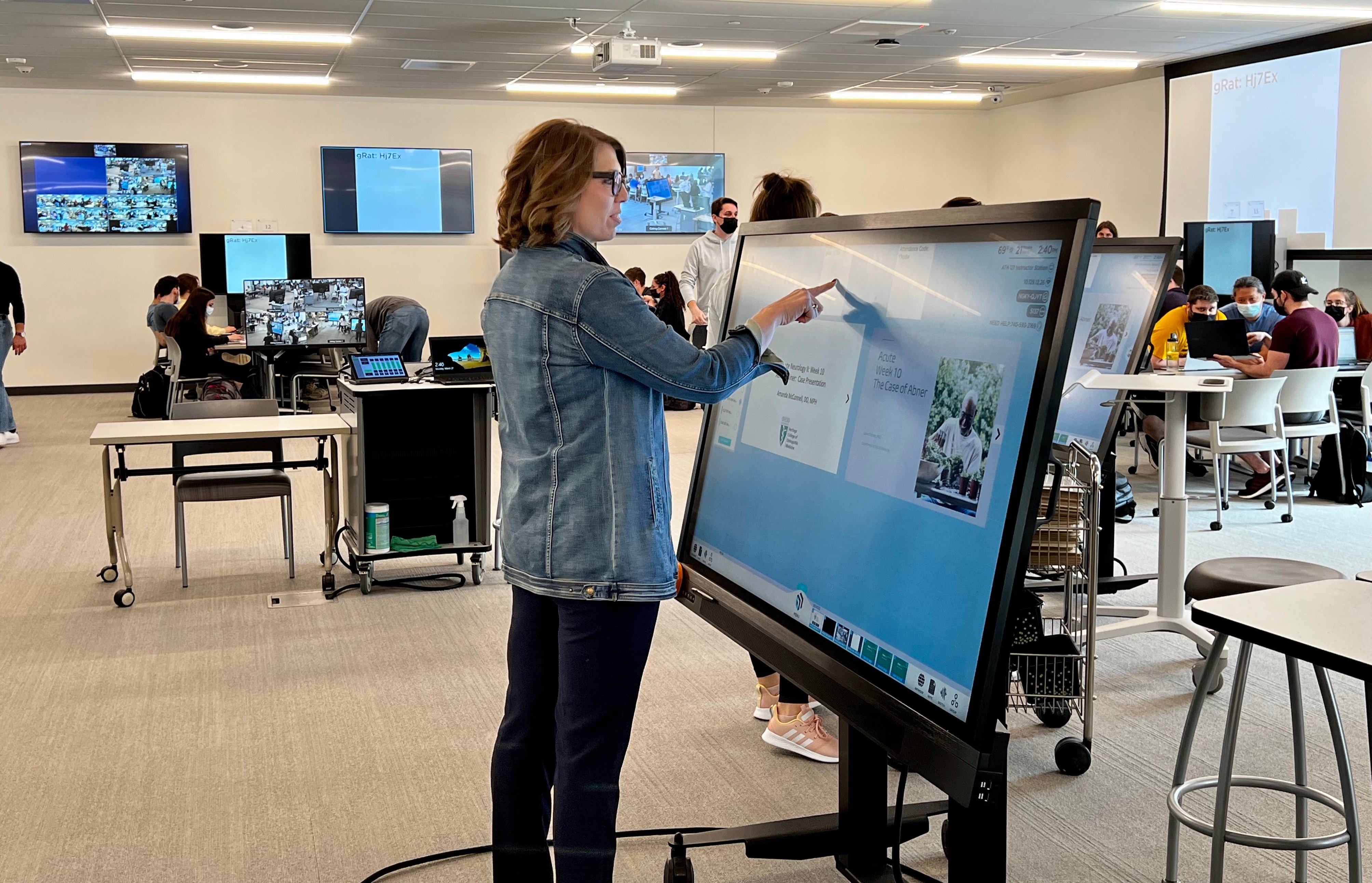 t1v-ohio-university-avteq-mobile-cart-thinkhub-education-active-learning-classroom-higher-education